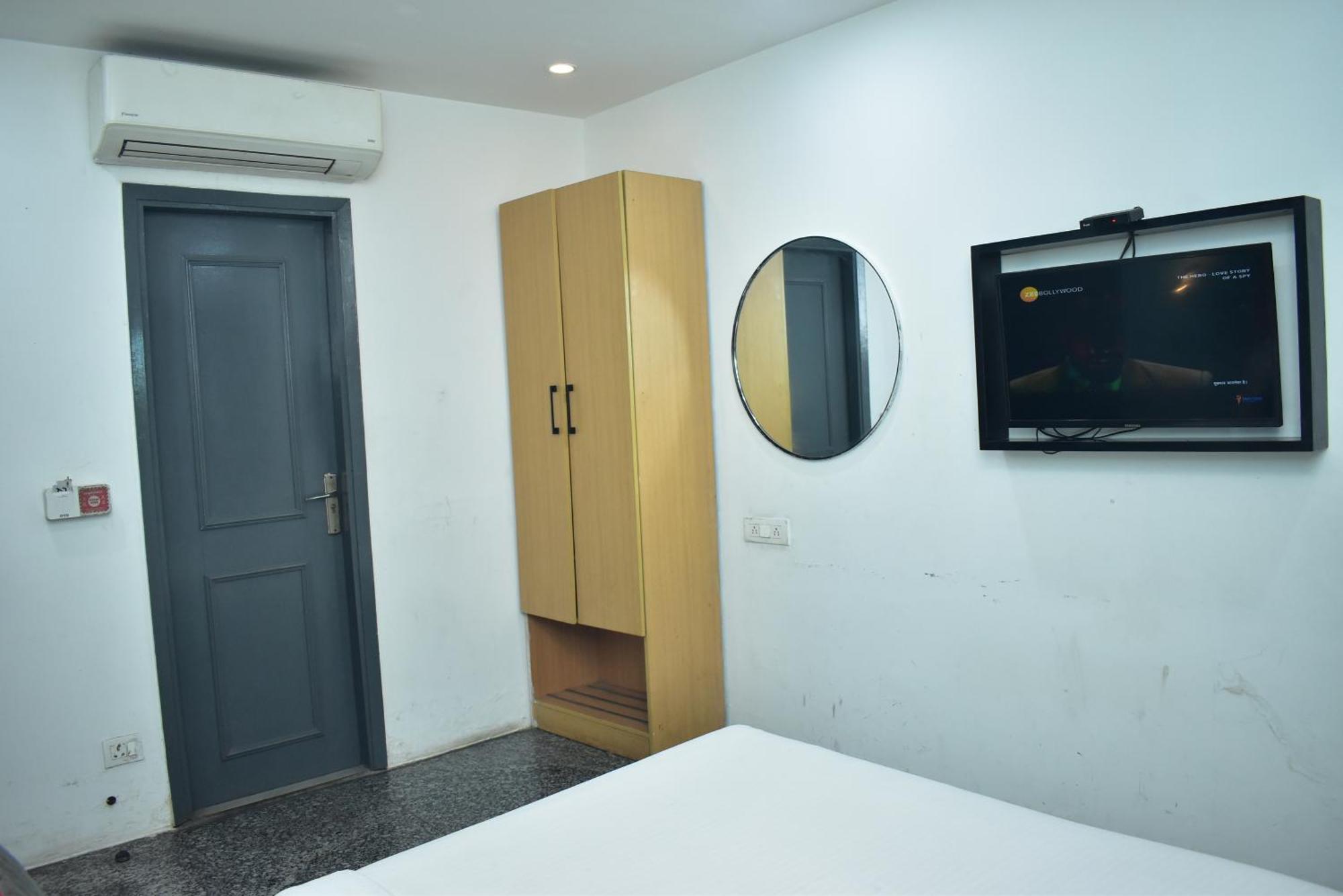 Hotel Golden Saffron By Qotel-Punjabi Bagh Нью-Дели Экстерьер фото