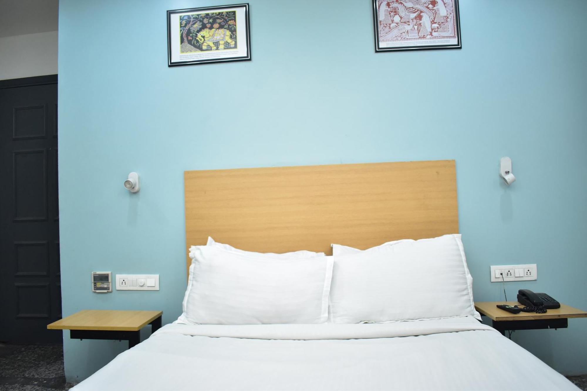 Hotel Golden Saffron By Qotel-Punjabi Bagh Нью-Дели Экстерьер фото