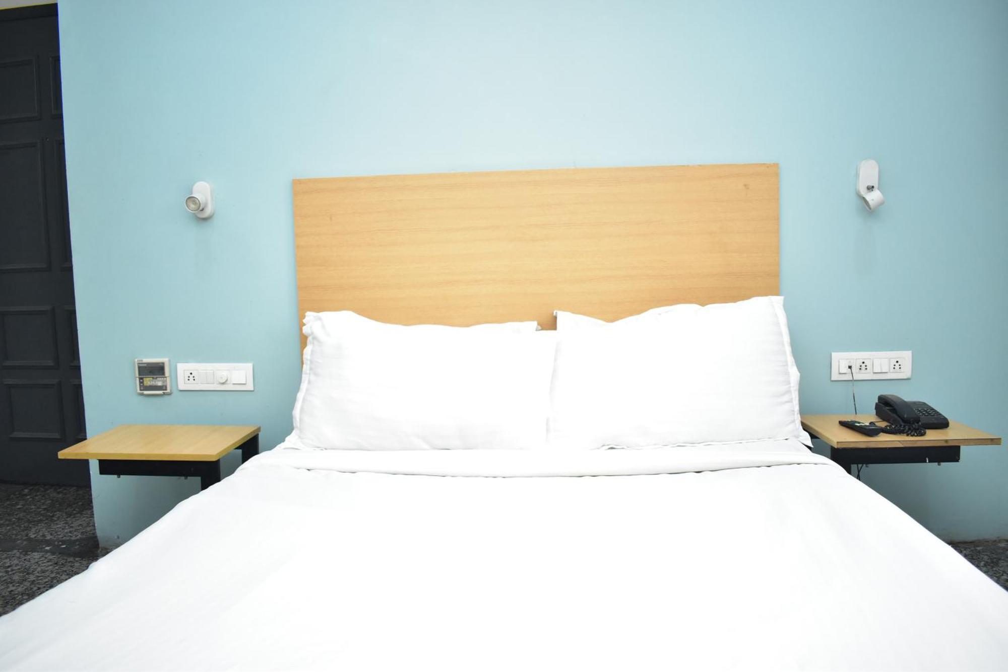Hotel Golden Saffron By Qotel-Punjabi Bagh Нью-Дели Экстерьер фото