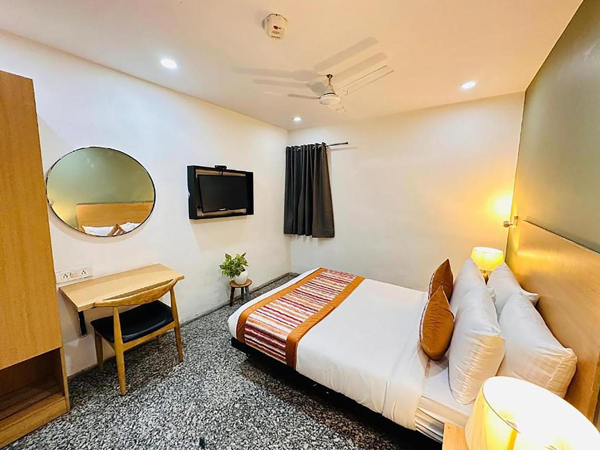 Hotel Golden Saffron By Qotel-Punjabi Bagh Нью-Дели Экстерьер фото